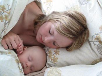 Ребенок спит вместе с мамой